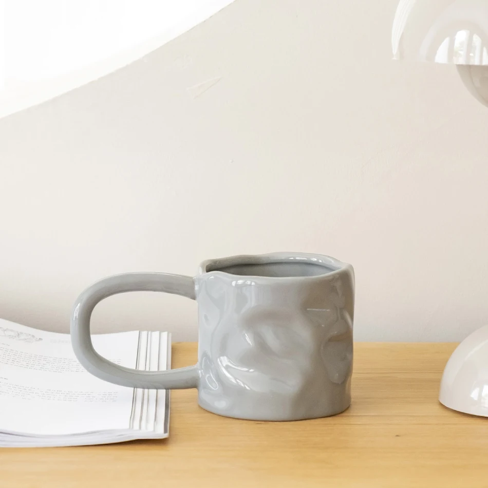 Simple solid color creative porcelain cup. Perfect for your morning coffee, afternoon tea, or any beverage. Enjoy its el
