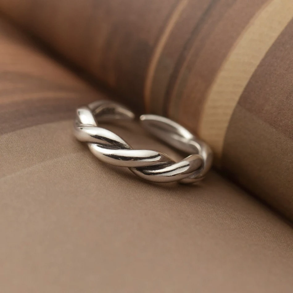 Bague vintage en fil torsadé tissé, un bijou unique et élégant. Accessoire intemporel, parfait pour sublimer votre style. Découvrez son charme.