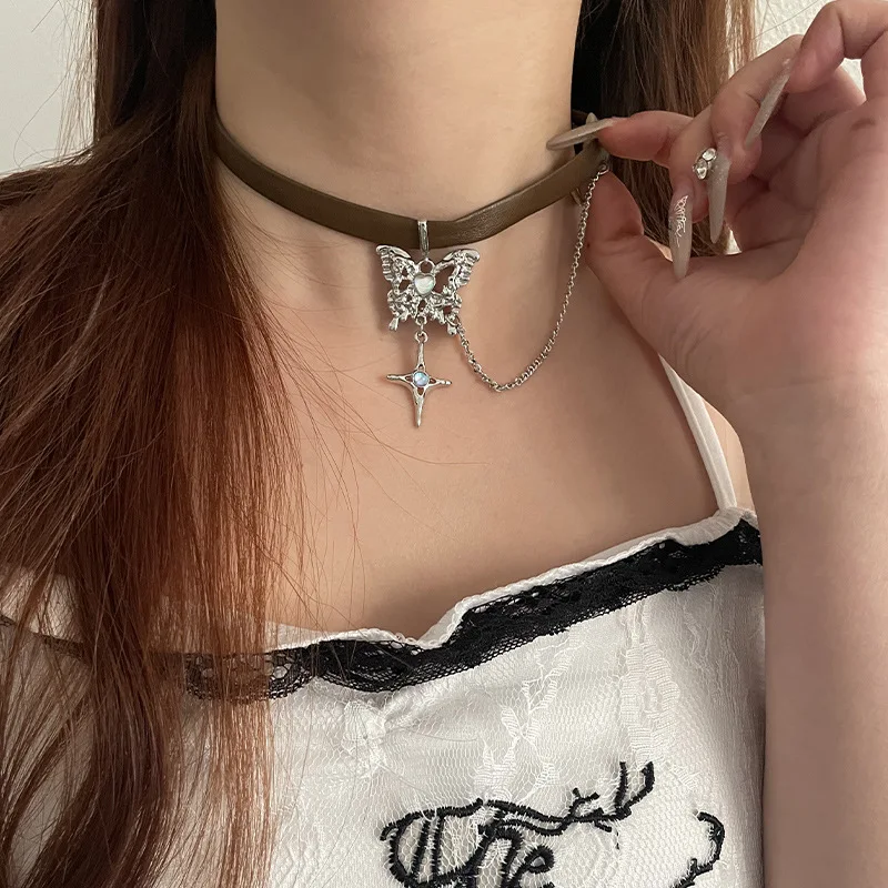 Collier avec pendentif croix papillon Maillard. Un bijou élégant et significatif, idéal pour exprimer votre foi et votre style personnel.