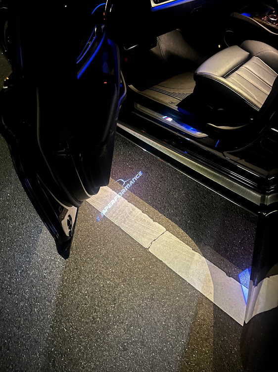 5シリーズ セダンのガレージ・充電・BMWに関するカスタム事例の投稿画像1枚目