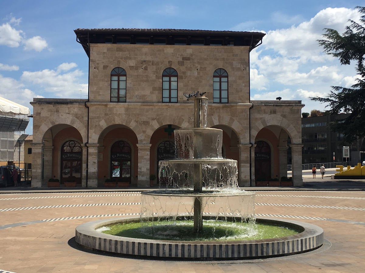 Colle, di Val d'Elsa, la magia dell’acqua che sgorga dalla fontana in piazza Arnolfo