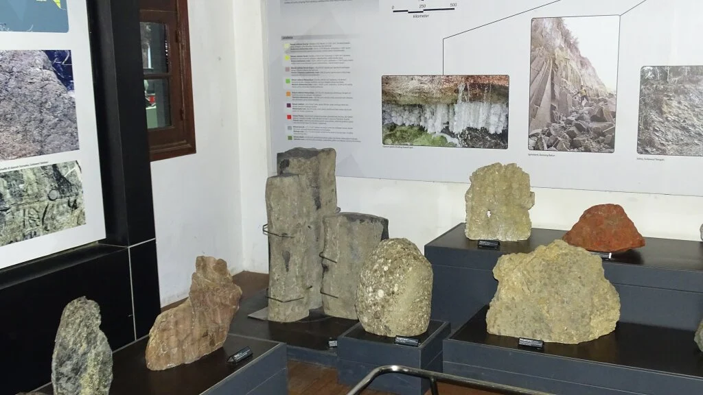 koleksi batuan museum geologi bandung