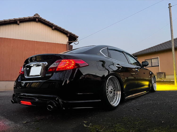 シーマの愛車のお尻はこんな感じ・#CIMA・いつもイイネ&コメントありがとうございます🙇‍♂️・ｼﾞｬﾝｸｼｮﾝﾌﾟﾛﾃﾞｭｰｽ・ﾌﾞﾚｰﾝに関するカスタム事例の投稿画像1枚目