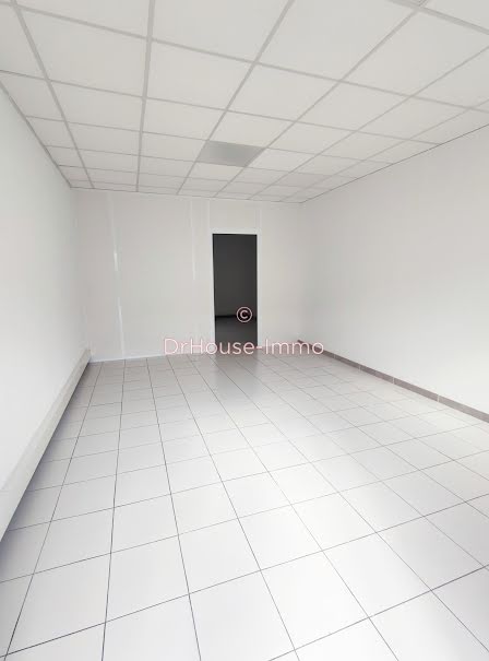 Location  locaux professionnels 2 pièces 45 m² à Aubagne (13400), 648 €