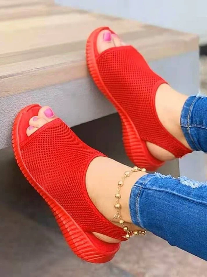 Sandali sportivi traspiranti con suola spessa in mesh e tomaia intrecciata. Ideali per attività sportive, comfort e leggerezza.