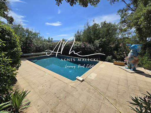 Propriété avec piscine et jardin 2