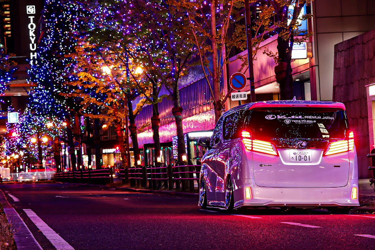 アルファードの御堂筋イルミネーション・ドライブ・11月もよろしくお願いしますに関するカスタム事例の投稿画像4枚目