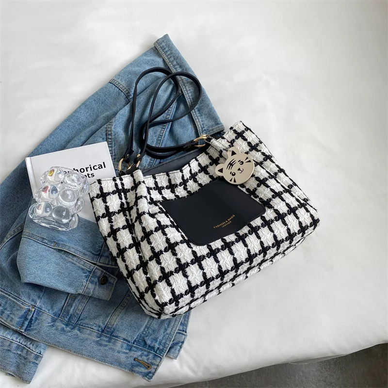 Sac bandoulière pour femme, idéal pour les trajets quotidiens et les déplacements en ville, alliant confort, style et praticité pour vos essentiels.