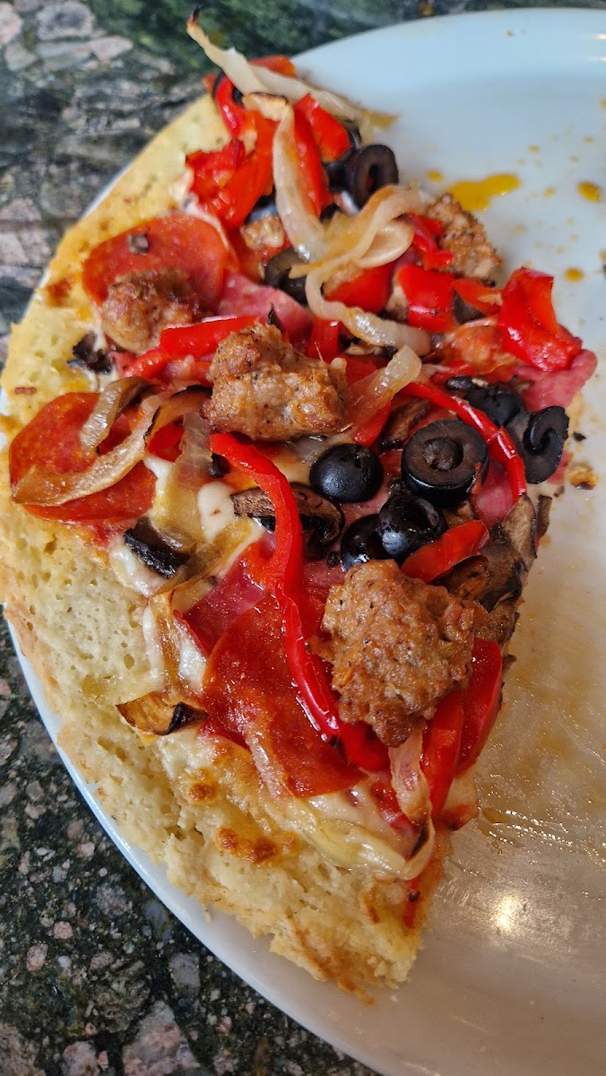 GF pizza crust is a bit cakey, not the best, not the worst. Toppings are fire!
