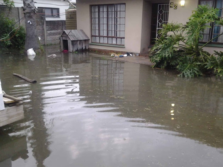 Some residents of Gonubie are up in arms after burst water pipes flooded their homes. It is alleged that workers damaged pipes while installing fibre cables.