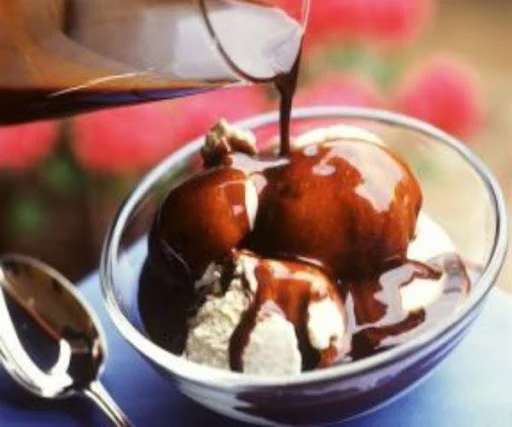 Vanilla Ice Cream With Chocolate Syrup 150ML