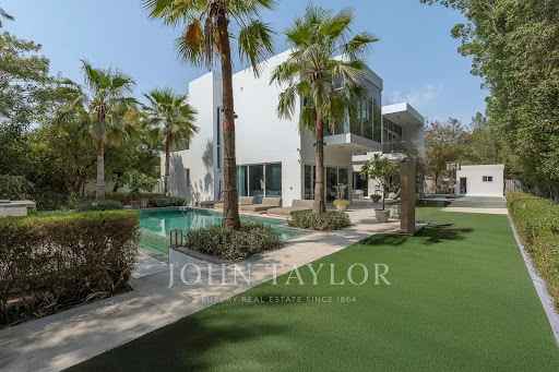 Villa with pool 1