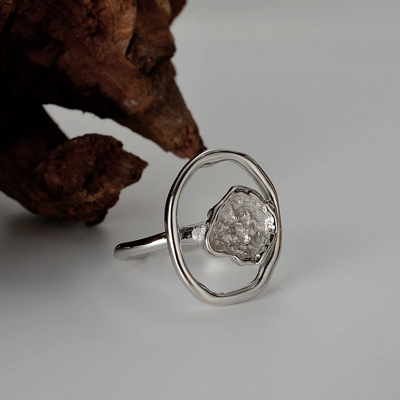 Anel feminino em prata 925 esterlina com círculo oco irregular convexo, abertura para o dedo indicador. Design moderno e elegante, perfeito.