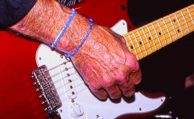 Con la chitarra in mano... di Croatti Carlo