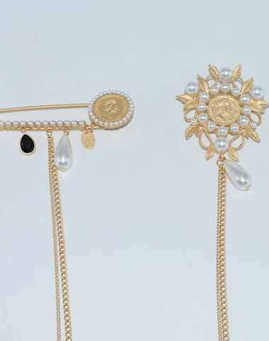 Broche Doble con Cadena Larga y Bor - 1