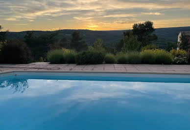 Maison contemporaine avec piscine et jardin 5