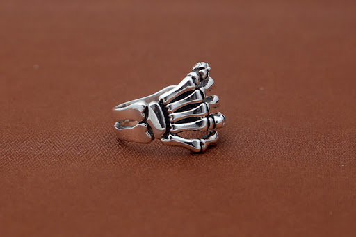 Title 1, Skeleton Ghost Claw Trend Ring