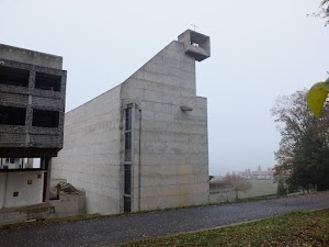 Na zewnątrz klasztoru La Tourette