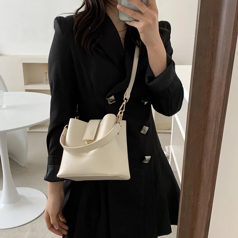 Sac bandoulière seau portable tout-aller. Transportez l'essentiel avec style et confort, idéal pour toutes les occasions. Un accessoire pratique.