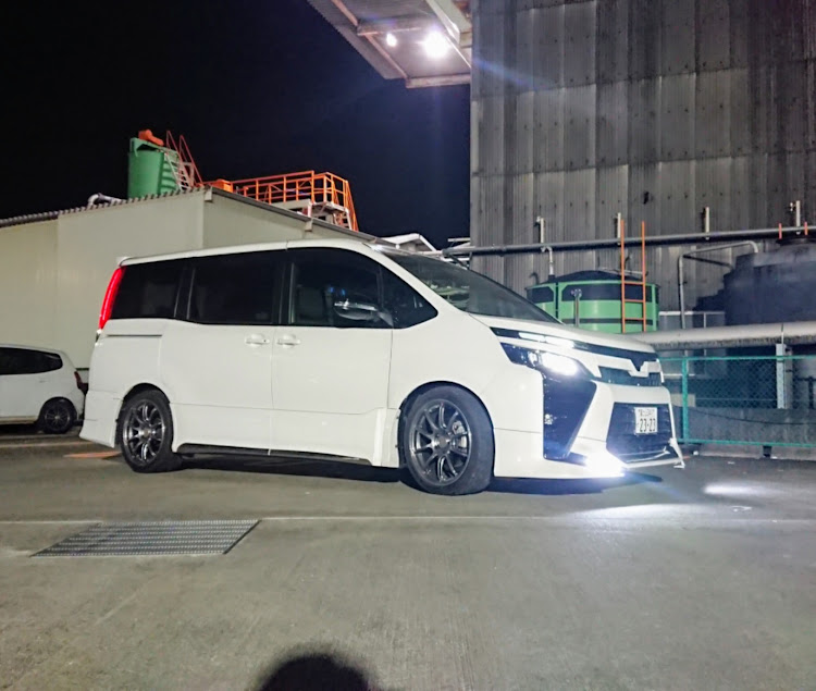 ヴォクシーの光モノ・ヤンキー・お買い物・今週も何事もなく・夜勤最終日に関するカスタム事例の投稿画像1枚目