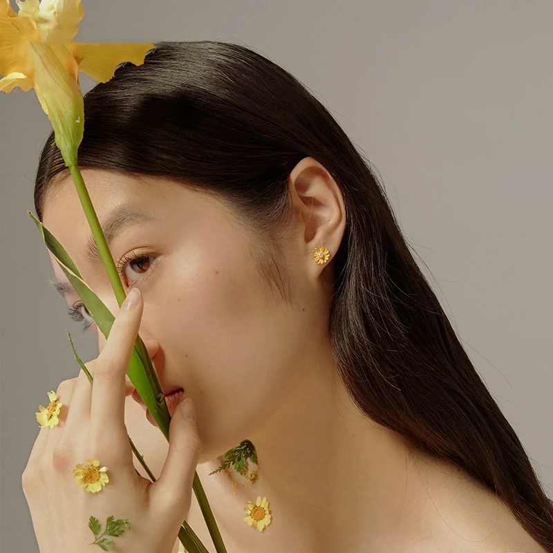 Bienen-Ohrringe mit Gänseblümchen. Modeschmuck für Damen. Einzigartiges Blumendesign, leicht und elegant. Perfekt als Geschenk. Für jeden Anlass.