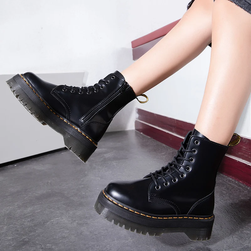 Bottines Martin à fermeture éclair pour femmes. Confort et style réunis. Idéales pour un look tendance et facile à porter en toutes circonstances.
