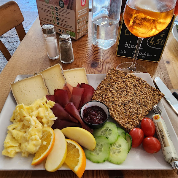 Meal with seeded crackers instead of bread