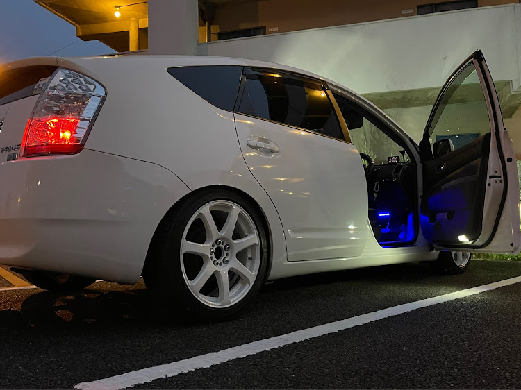 プリウスのNHW20・プリウス・カーテシランプ交換・洗車に関するカスタム事例の投稿画像1枚目