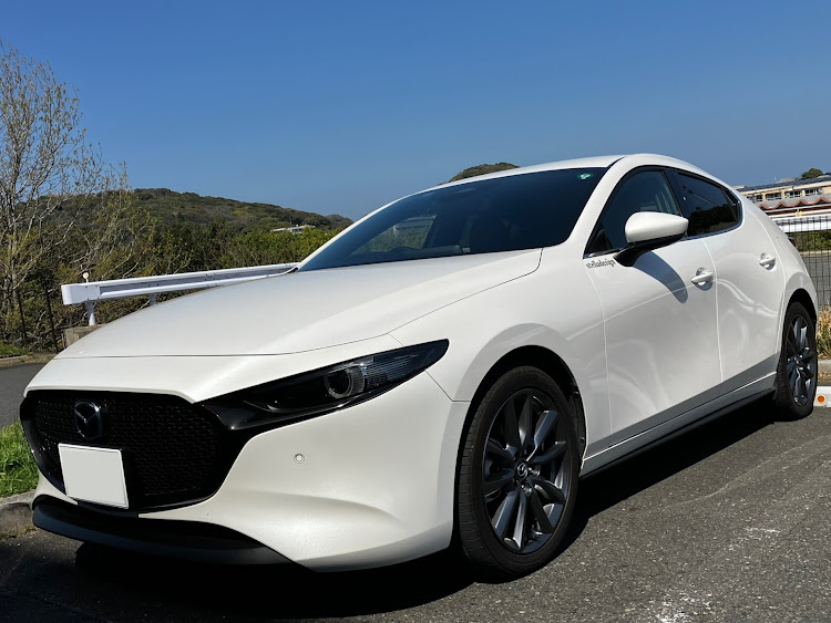 MAZDA3の5月働き6月休む・MAZDAの聖地・MAZDA3・スノーフレイクホワイトパールマイカに関するカスタム事例の投稿画像1枚目