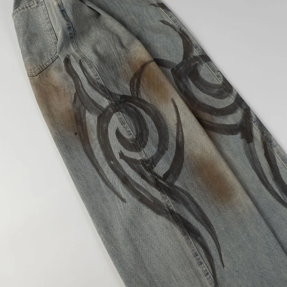 Jean American Street Fashion, design spécial, lavage industriel intensif. Confort, style et durabilité pour un look urbain affirmé au quotidien.