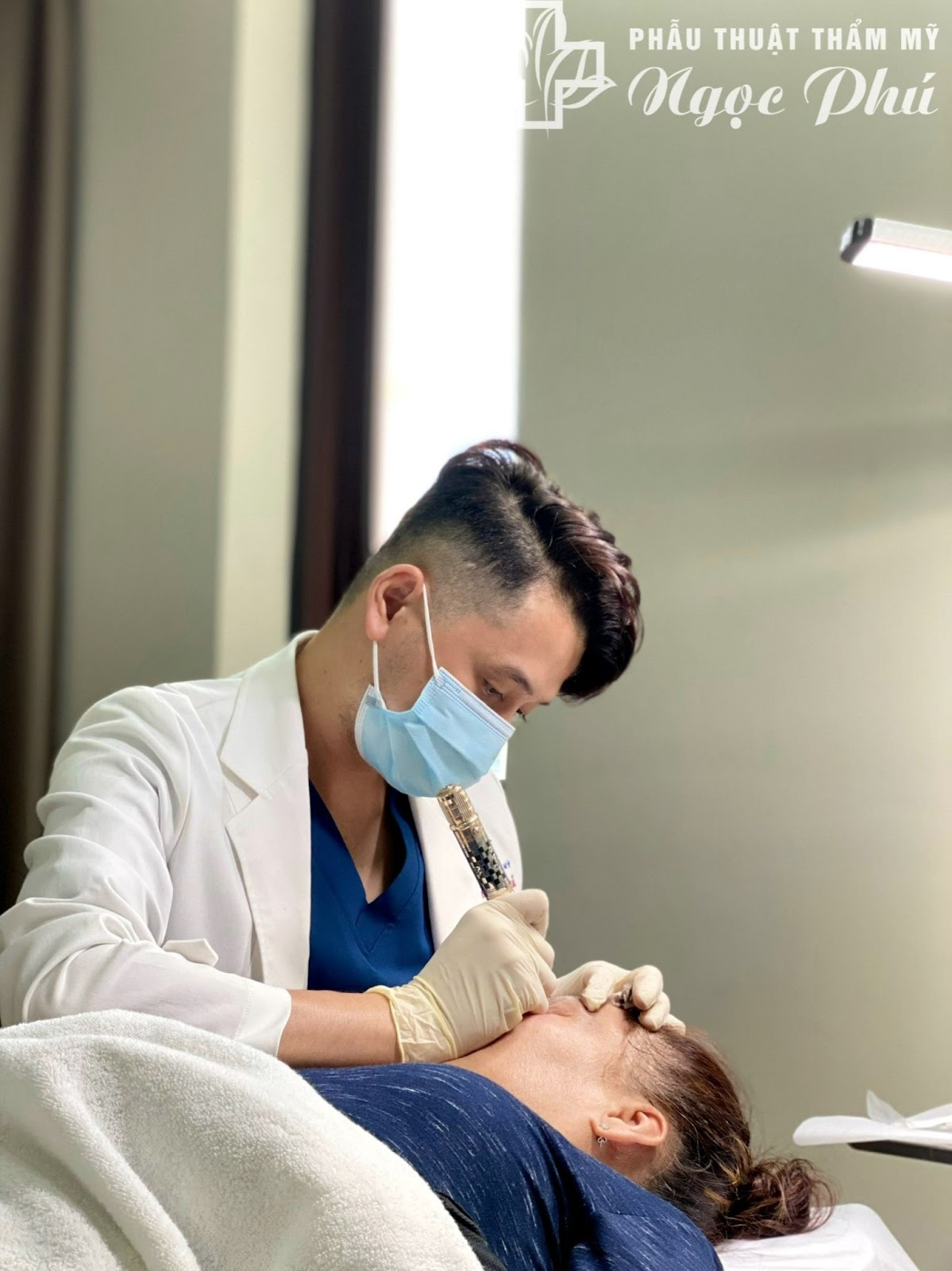 Thực hiện thêu lông mày bằng máy móc chuyên dụng. Với quá trình này thì các chuyên viên sẽ mất khoảng từ 45 đến 60 phút để thêu được lông mày hoàn chỉnh.