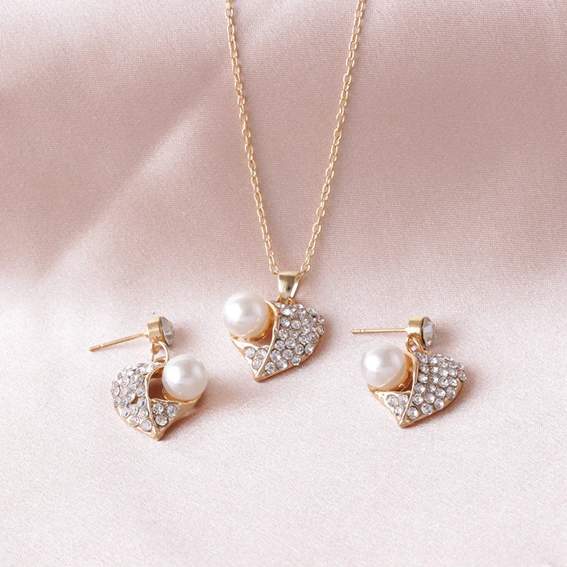 Colar de amor de diamante em liga europeia e americana, perfeito para expressar seu amor. Elegância e brilho em um presente inesquecível.
