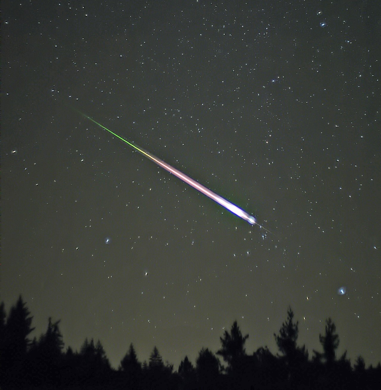 A meteor making its way through the Earth's atmosphere. Image courtesy Wikimedia Commons.