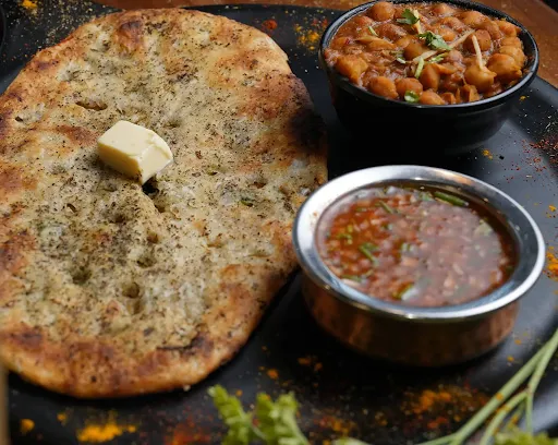 Haveli Special Kulcha With Chana