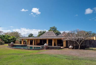 Villa with pool and garden 4