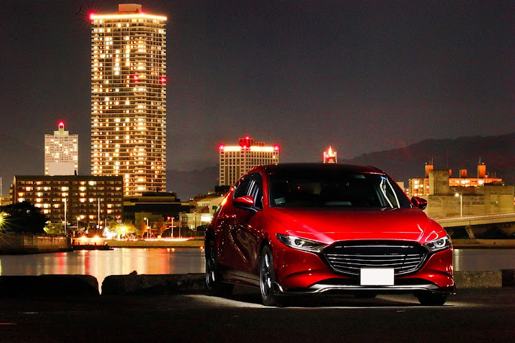 MAZDA3の広島・黄昏時・縦構図はいいぞぉ。・週中にドライブ・カメ活…やめられないに関するカスタム事例の投稿画像1枚目