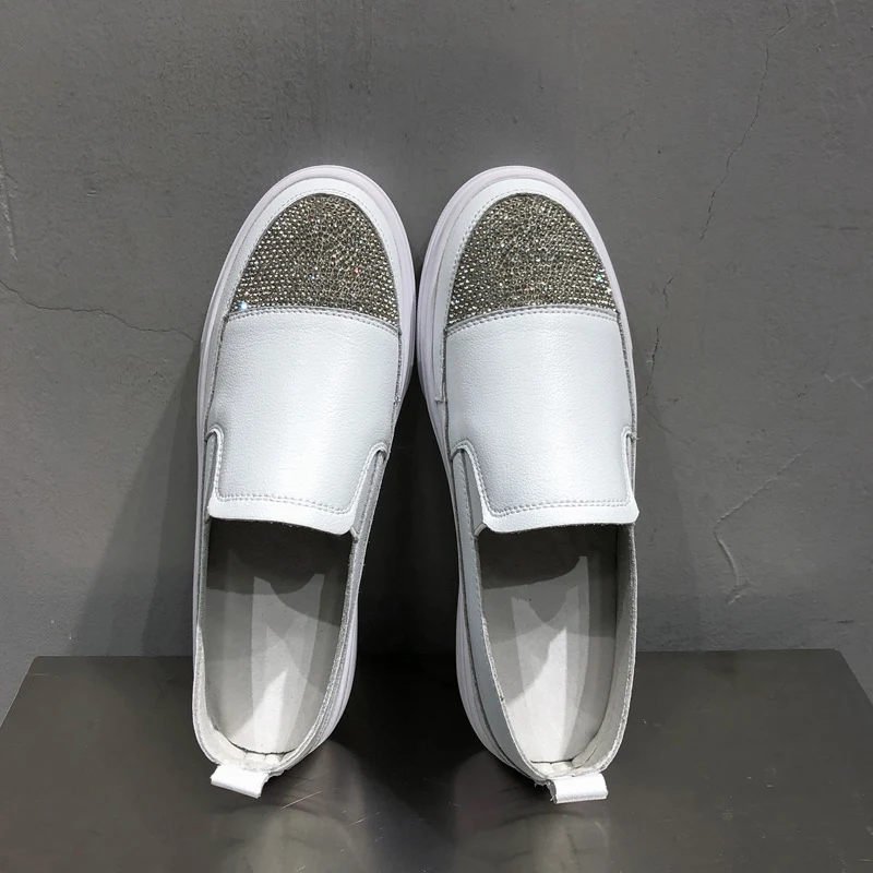 Ženske kožne bele slip-on platforme, savršeno se uklapaju u sve kombinacije, udobne i elegantne, idealne za svakodnevno nošenje, lake za obuvanje.
