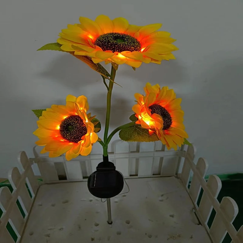 Kolorowa lampa solarna LED do ogrodu. Efektywne oświetlenie trawnika i podwórka, łatwa instalacja, automatyczne włączanie o zmierzchu.
