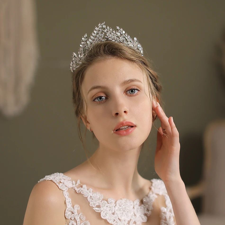 Couronne de mariée en alliage argenté avec strass, pour un look élégant et étincelant. Parfaite pour sublimer la mariée le jour J.