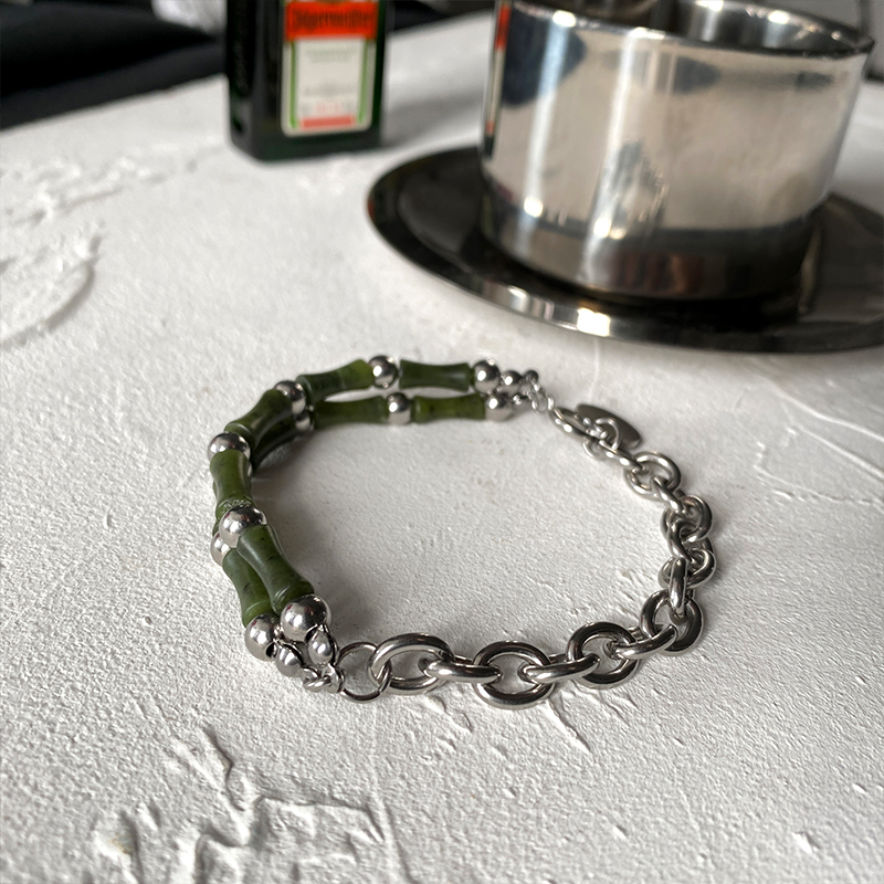 Pulseira de aço titânio com design pequeno, jade oliva, bambu e emenda seccional. Estilo e durabilidade em uma peça única.