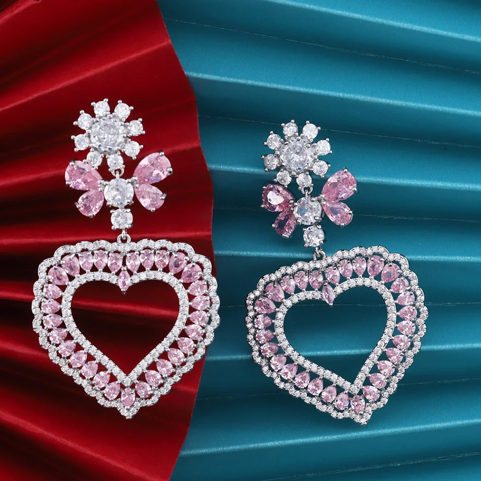 Herzförmige Damen Ohrringe mit Blumen. Elegantes High-End Design für stilvolle Frauen. Einzigartiges Accessoire für besondere Anlässe.