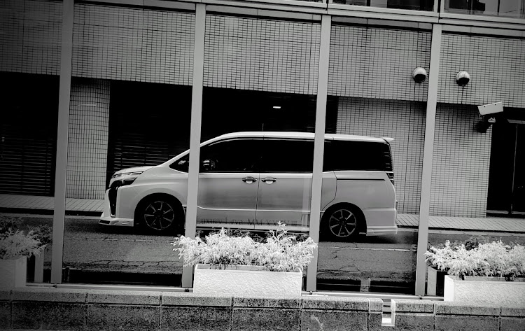 ヴォクシーのモノクロ祭り便乗・モノクロジャック・ドライブ・洗車に関するカスタム事例の投稿画像1枚目