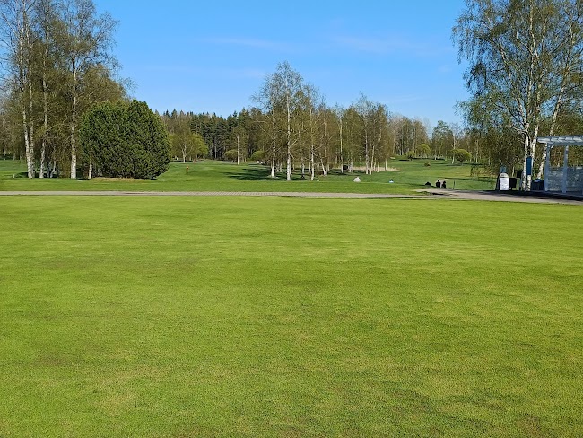 Kuvassa Klubitalon puttiviheriö, jolle annamme vielä hetken aikaa toipua. Griinin kirjavuuden syy on talven jäljiltä vaurioituneet kohdat, jotka ovat kevään paikkokylvöjen johdosta kuitenkin elpyneet kylmästä keväästä huolimatta varsin hyvin. Vaikka lähtö kauteen ei ollut yhtä optimaalinen kuin viime kesänä, näyttää tässä vaiheessa ihan hyvältä, kunhan vaan lämpimät kelit nyt vihdoin säilyvät!