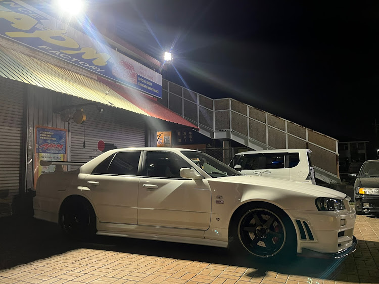 スカイラインの4ドアセダン・GT-R仕様・8回目の車検・愛車の横顔に関するカスタム事例の投稿画像1枚目