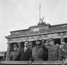 https://upload.wikimedia.org/wikipedia/commons/thumb/0/00/Bundesarchiv_Bild_183-L0614-040,_Berlin,_Fidel_Castro_an_der_Grenze.jpg/220px-Bundesarchiv_Bild_183-L0614-040,_Berlin,_Fidel_Castro_an_der_Grenze.jpg