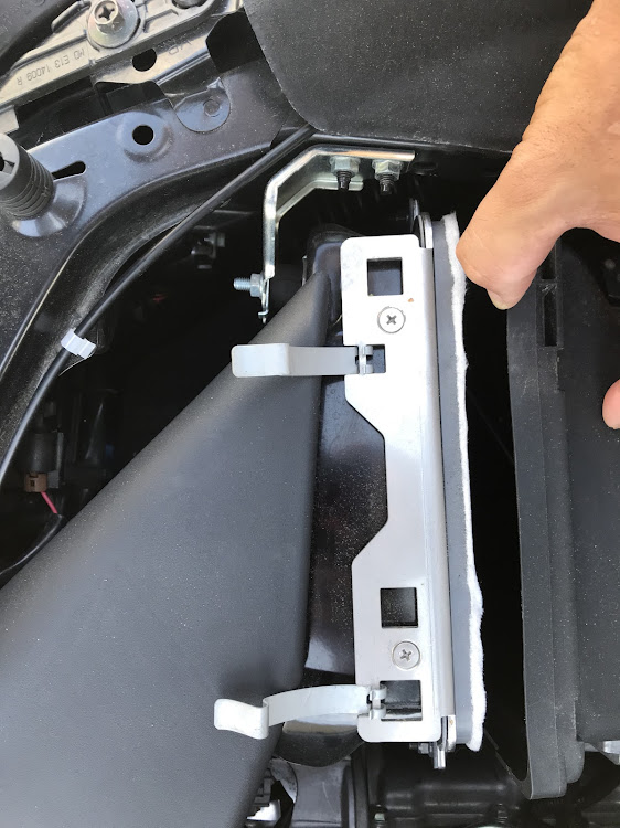 レヴォーグのエアコンフィルター交換・エアフィルター交換・PROVA・DIYに関するカスタム事例の投稿画像3枚目