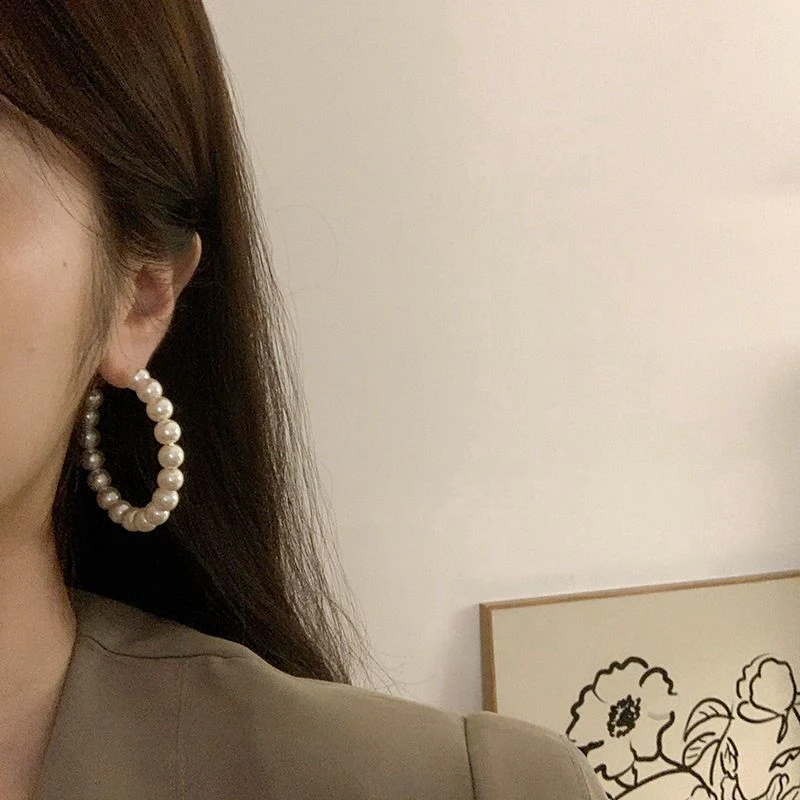 Boucles d'oreilles créoles grandes et exagérées pour femmes avec perles, l'accessoire parfait pour un look élégant et sophistiqué.