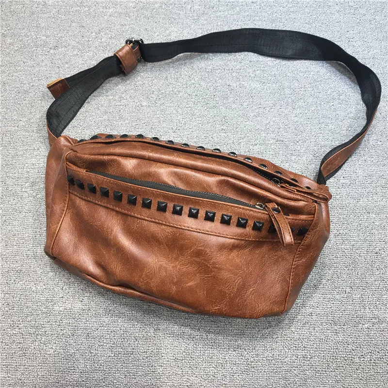 Mochila diagonal de hombre Rivet de un solo hombro para la espalda, diseño moderno y versátil, perfecta para llevar tus cosas con estilo y comodidad.