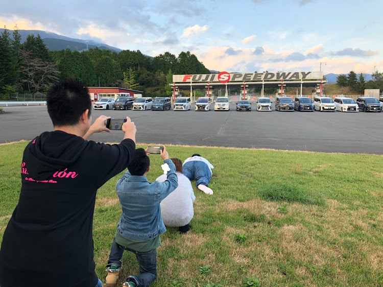 ヴェルファイアのオフ会・参加車両・人物編・撮る人を撮る・富士MTに関するカスタム事例の投稿画像13枚目