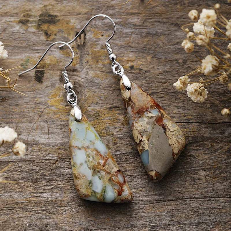 Orecchini triangolari da donna in pietra naturale Emperor Stone, design unico, eleganza senza tempo, per un look raffinato.